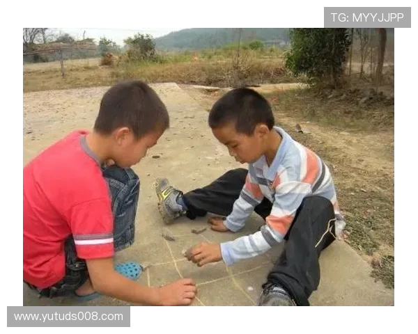 童年记忆里的双人翻花绳游戏带来欢乐与友谊的美好时光